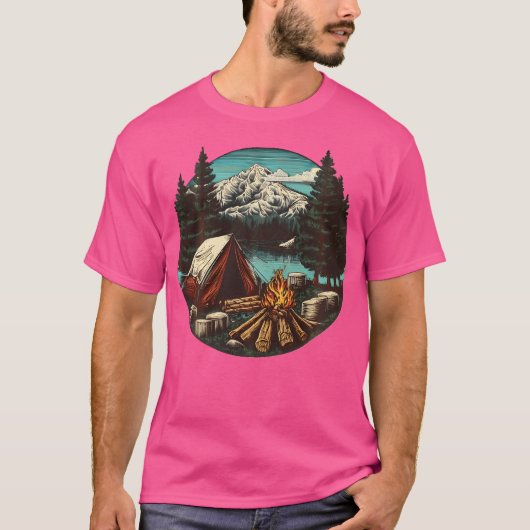 湖と雪の多いマウンテンピーのそばの居心地の良いキャンプファイヤー Tシャツ (正面)