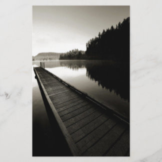 湖によるボートの波止場