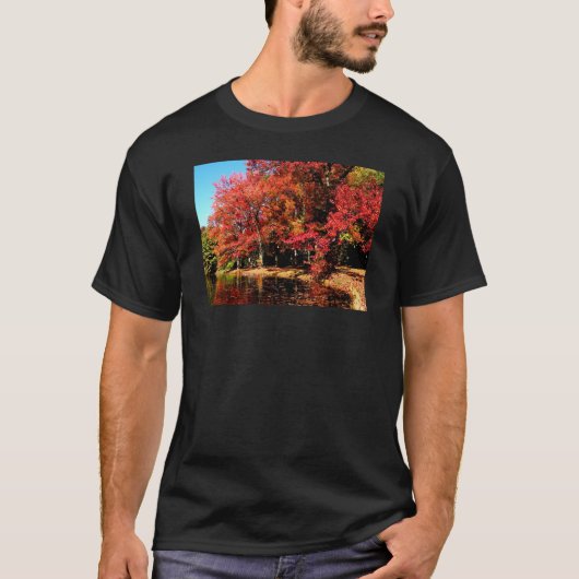 湖による赤い木 Tシャツ (正面)