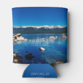 湖に何が起こるか湖に留まるへようこそ 缶クーラー (裏面)