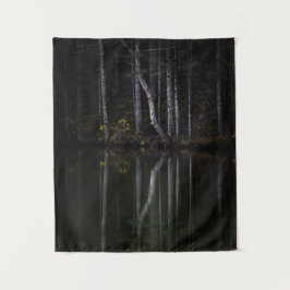 湖に反射する白い木 タペストリー