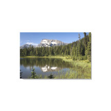 湖に反映された山の峰