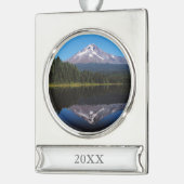 湖に反映される山のフード シルバープレートバナーオーナメント (左)