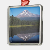 湖に反映される山のフード メタルオーナメント (左)