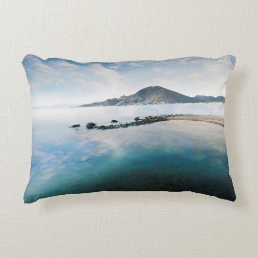 湖に反映する曇った青空 アクセントクッション (正面)