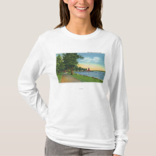 湖に沿う景色の眺め Tシャツ