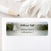 湖に浮かぶ白い帆船 ラベル (インサイチュ)