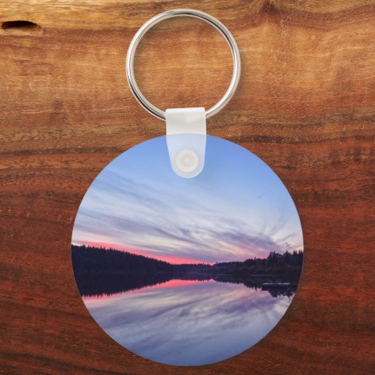 湖に浮かぶ美しい荒野の夕日の写真 キーホルダー (正面)