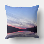 湖に浮かぶ美しい荒野の夕日の写真 クッション (裏面)