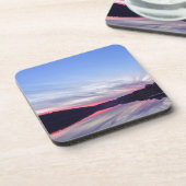 湖に浮かぶ美しい荒野の夕日の写真 コースター (左側)