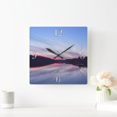 湖に浮かぶ美しい荒野の夕日の写真 スクエア壁時計 (ホーム)