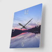 湖に浮かぶ美しい荒野の夕日の写真 スクエア壁時計 (傾斜)