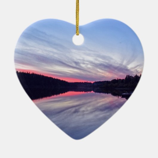 湖に浮かぶ美しい荒野の夕日の写真 セラミックオーナメント (裏面)