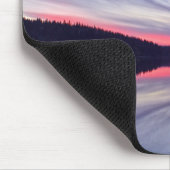 湖に浮かぶ美しい荒野の夕日の写真 マウスパッド (コーナー)
