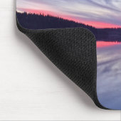 湖に浮かぶ美しい荒野の夕日の写真 マウスパッド (コーナー)