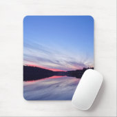 湖に浮かぶ美しい荒野の夕日の写真 マウスパッド (マウス)