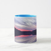 湖に浮かぶ美しい荒野の夕日の写真 マグカップ (中央)