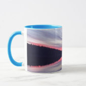 湖に浮かぶ美しい荒野の夕日の写真 マグカップ (左)