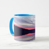 湖に浮かぶ美しい荒野の夕日の写真 マグカップ (正面左)