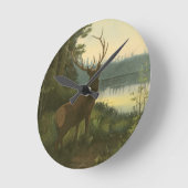 湖に見ているオオシカの背部眺め ラウンド壁時計 (傾斜)