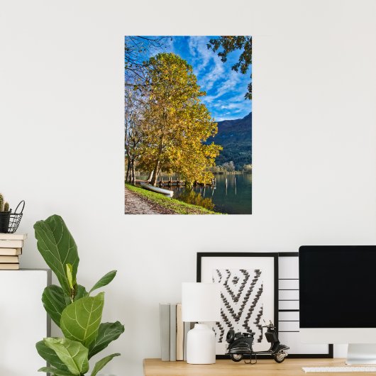 湖のそばに木とボートがあるイタリアの秋 ポスター (ホームオフィス)