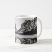 湖のそばの山 コーヒーマグカップ (正面右)