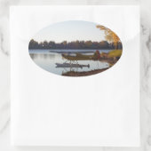 湖のそばの水上飛行機 楕円形シール (バッグ)