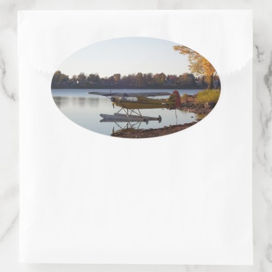 湖のそばの水上飛行機 楕円形シール (バッグ)