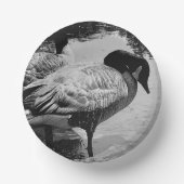 湖のそばの白黒のゲーゼ静かな瞬間。 ペーパーボウル (正面)