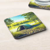 湖のそばの美しい森の中のテント コースター (左側)