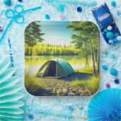 湖のそばの美しい森の中のテント ペーパープレート (パーティー)