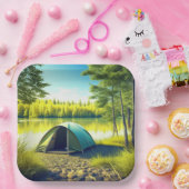 湖のそばの美しい森の中のテント ペーパープレート (パーティー)