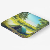 湖のそばの美しい森の中のテント ペーパープレート (傾斜あり)