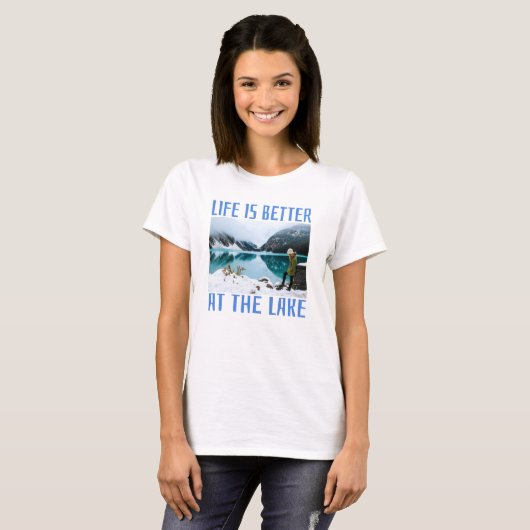 湖のほとりの暮らしは最高 Tシャツ (正面フル)