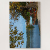 湖のカラフルなツーリストボートは秋に出血しました ジグソーパズル (縦)