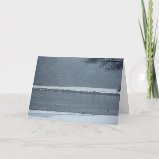 湖のクリスマスカードに雪の森とアヒル シーズンカード (正面)