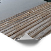 湖のデッキの空の椅子 ポスター (角)