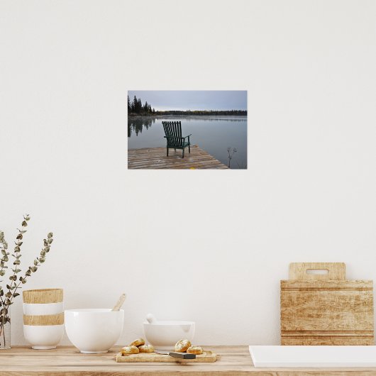 湖のデッキの空の椅子 ポスター (キッチン)