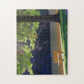 湖のベンチの風景の中で静かな本の場所 ジグソーパズル (縦)