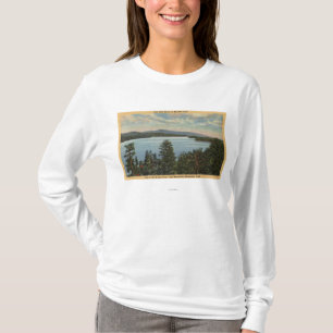湖のマツ覆われた海岸の眺め Tシャツ