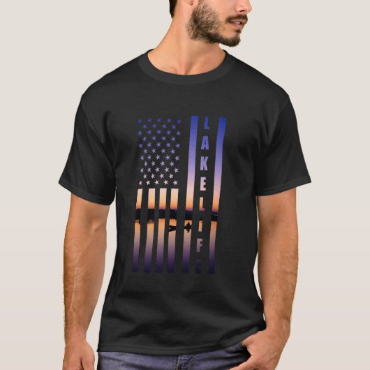 湖のライフスタイル アメリカ国旗 ボーティング フィッシング キャンプ ライフ Tシャツ (正面)