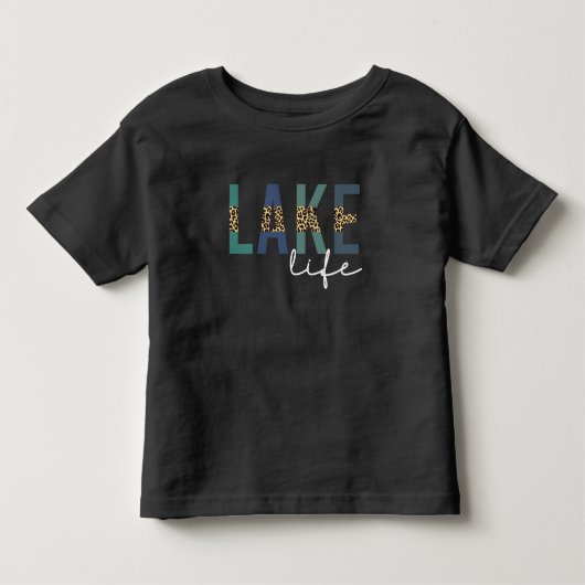湖のライフスタイル チーター柄 タイポグラフィ トドラーTシャツ (正面)
