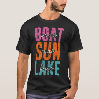 湖のライフスタイル 女性 ボート 波 太陽光 湖の日々 Tシャツ