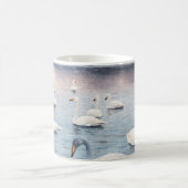 湖の上で白いミュートの白鳥。水彩画の白鳥 コーヒーマグカップ (中央)