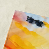 湖の上の日の出と雪の山のキャップ ビーチタオル (インサイチュ)