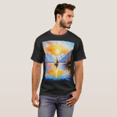 湖の上の日の出と雪の山のキャップ Tシャツ (正面フル)