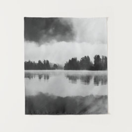 湖の上の朝の霧(白と黒) タペストリー