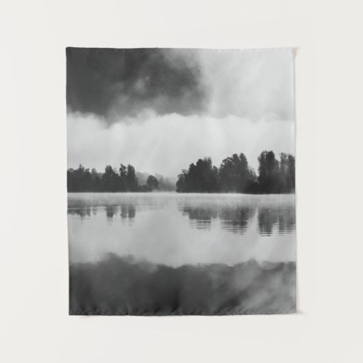 湖の上の朝の霧（白と黒） タペストリー (正面)