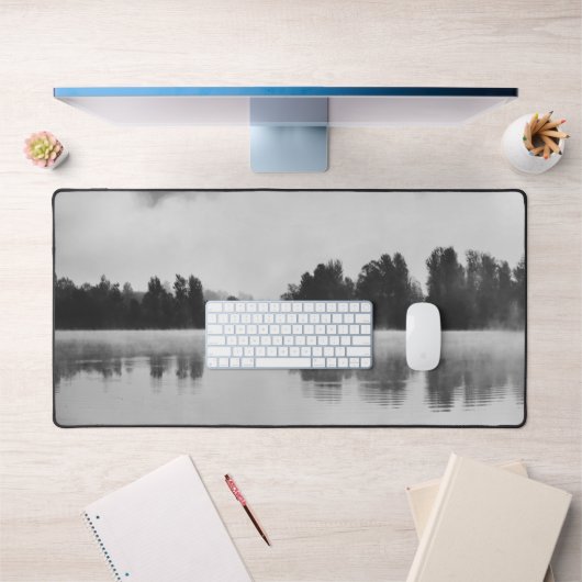 湖の上の朝の霧（白と黒） デスクマット (オフィス1)