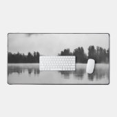 湖の上の朝の霧（白と黒） デスクマット (キーボード&マウス)
